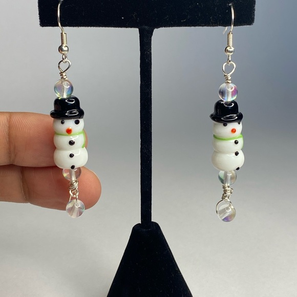 Glass snowmen earrings with bright green scarf - Picture 3 of 5
